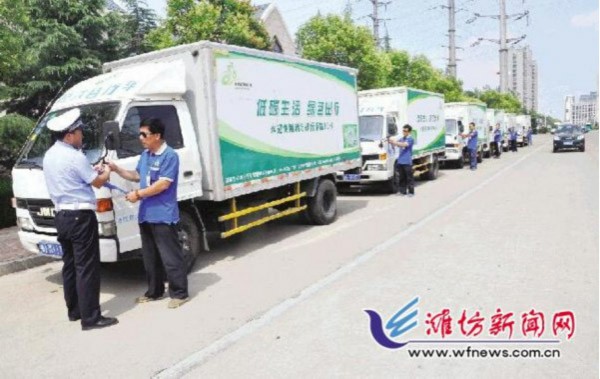 濰坊一市民四年前就關注藍絲帶活動 買車后立即加入