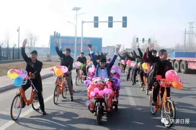公共自行車隊(duì)迎親 濟(jì)源這小兩口浪漫又拉風(fēng)