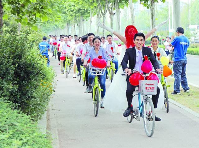 滕州：小伙騎著公共自行車去迎親，新娘說……
