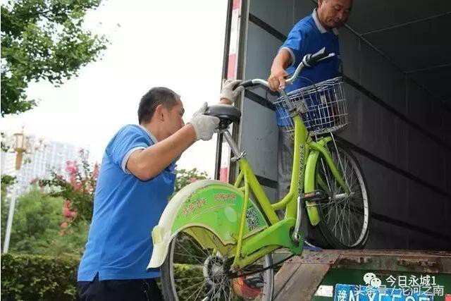 高溫?zé)灸Ｊ较?，永城公共自行車管理中心的他們?yōu)樽约骸皫}”！