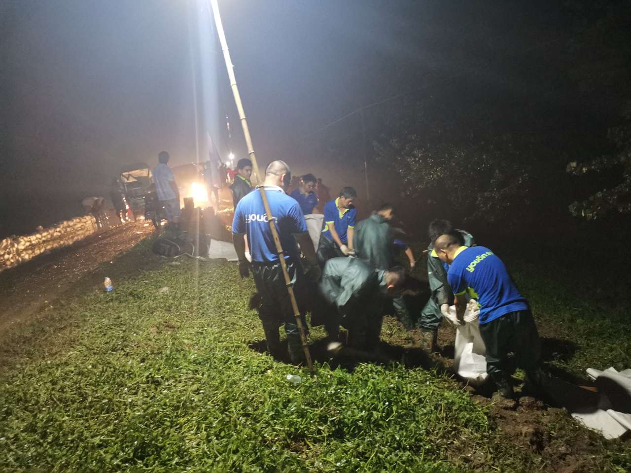 抗洪搶險一線，永安行又見“最美睡姿”！