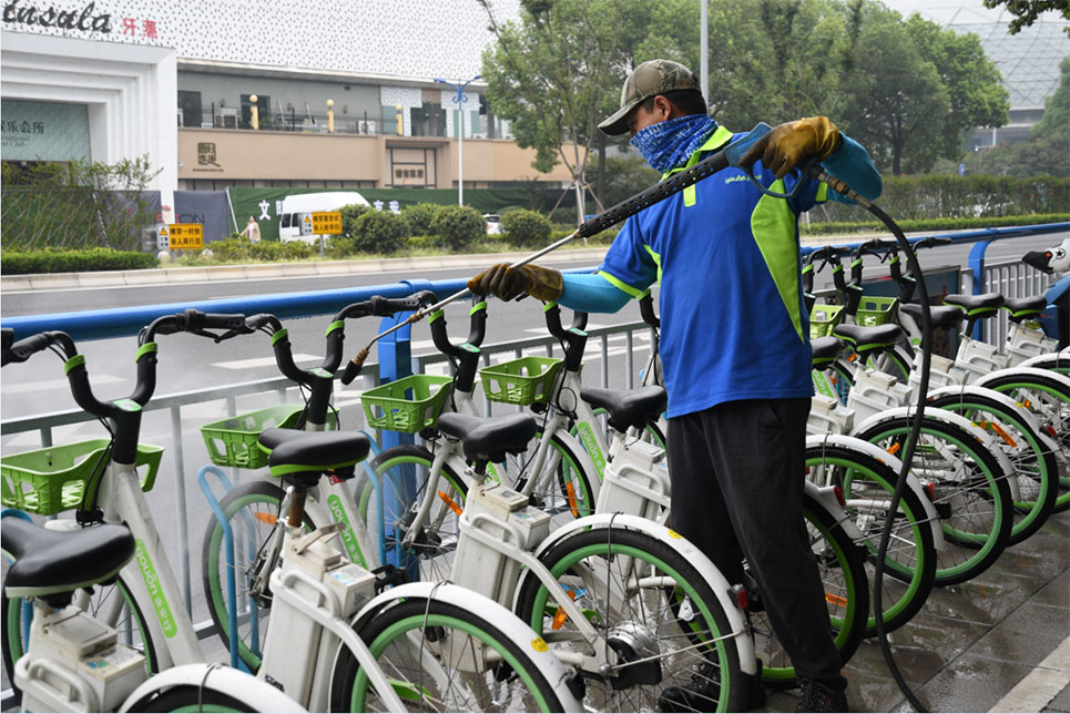 世界無車日，志愿者走上街頭擦亮共享助力車