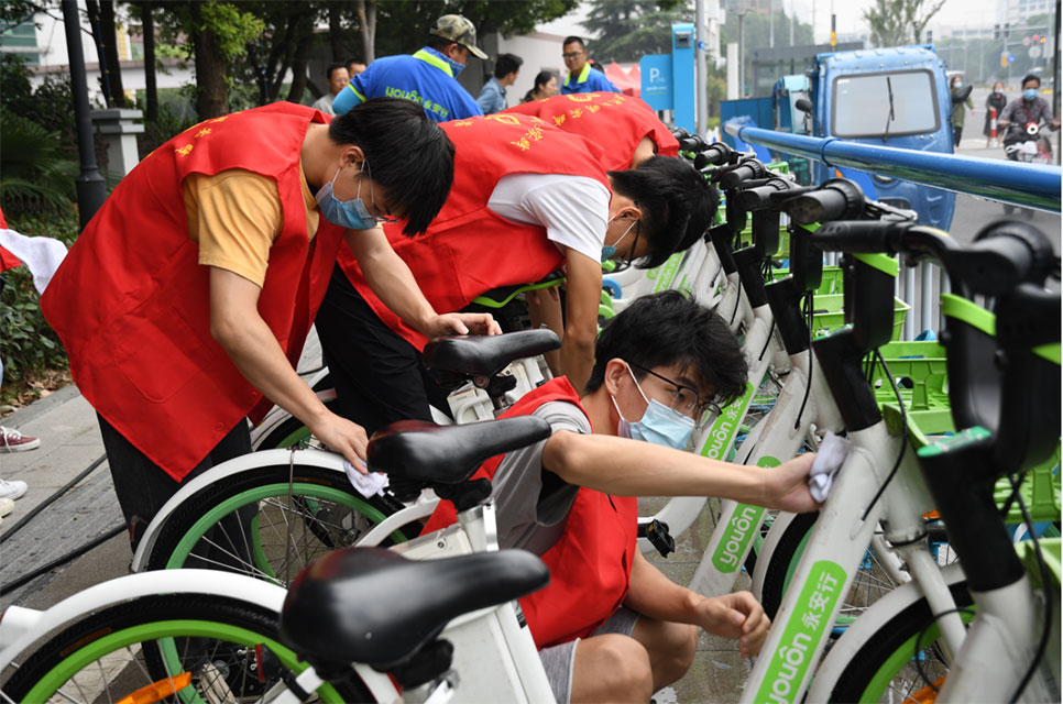 世界無車日，志愿者走上街頭擦亮共享助力車