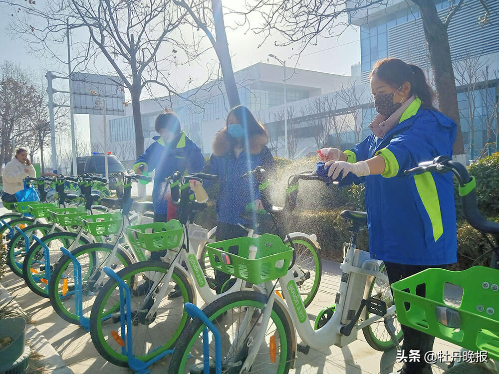保障出行需求，他們每天為3800輛助力車消毒