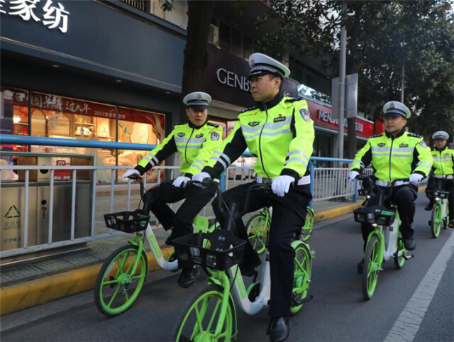 推廣綠色騎行！交警支隊(duì)的警察叔叔騎起了共享單車