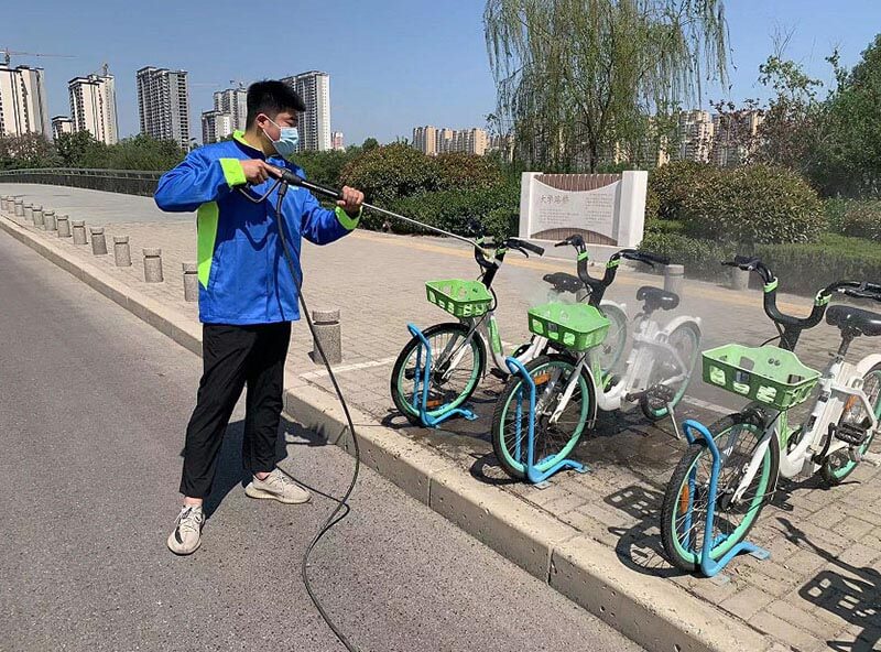 機(jī)器沖洗+人工擦拭，讓助力車重現(xiàn)靚麗“容顏”