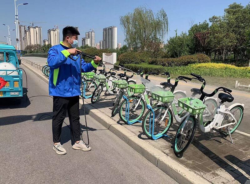 機(jī)器沖洗+人工擦拭，讓助力車重現(xiàn)靚麗“容顏”1
