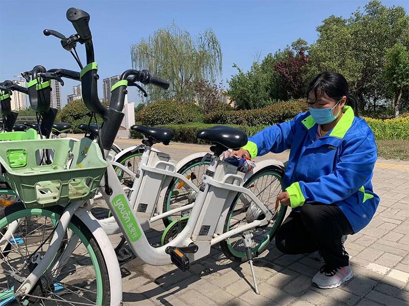 機(jī)器沖洗+人工擦拭，讓助力車重現(xiàn)靚麗“容顏”2