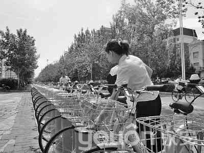 市民刷卡取車。本報記者